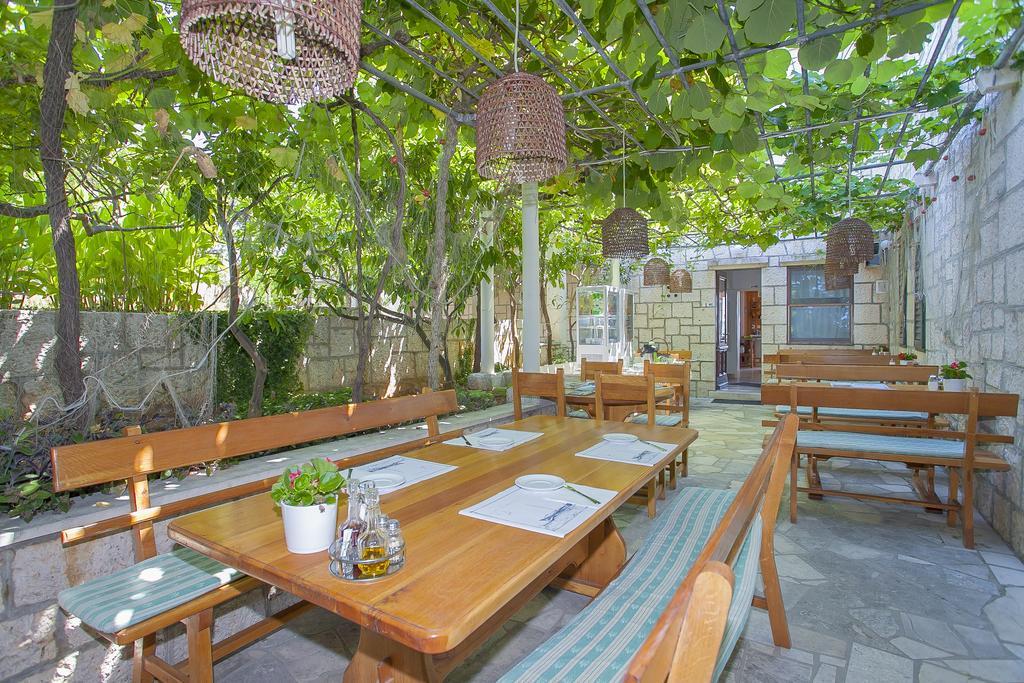 Guest House Lovric ลุมบาร์ดา ภายนอก รูปภาพ